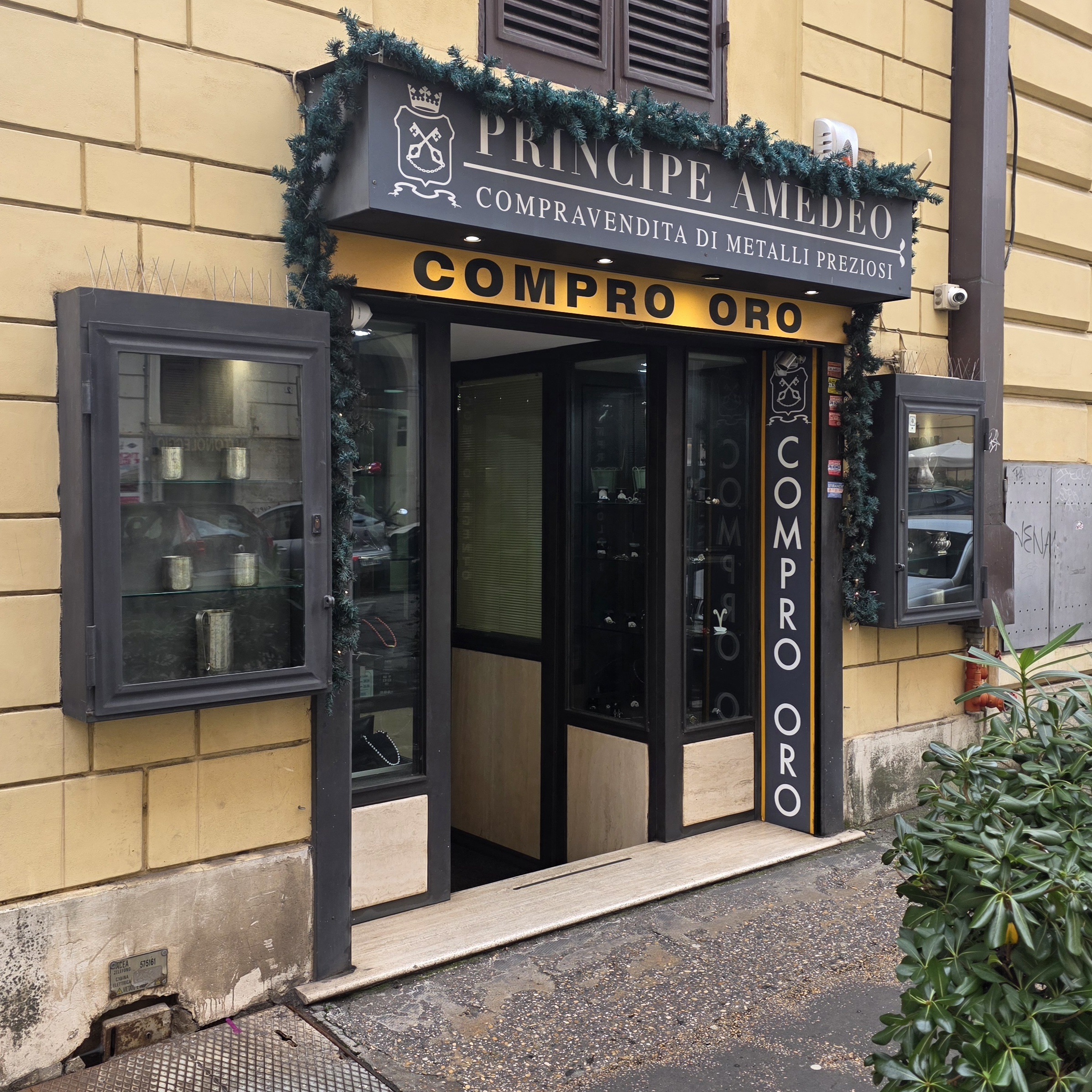 Facciata Compro Oro Roma Centro - Insegna Principe Amedeo